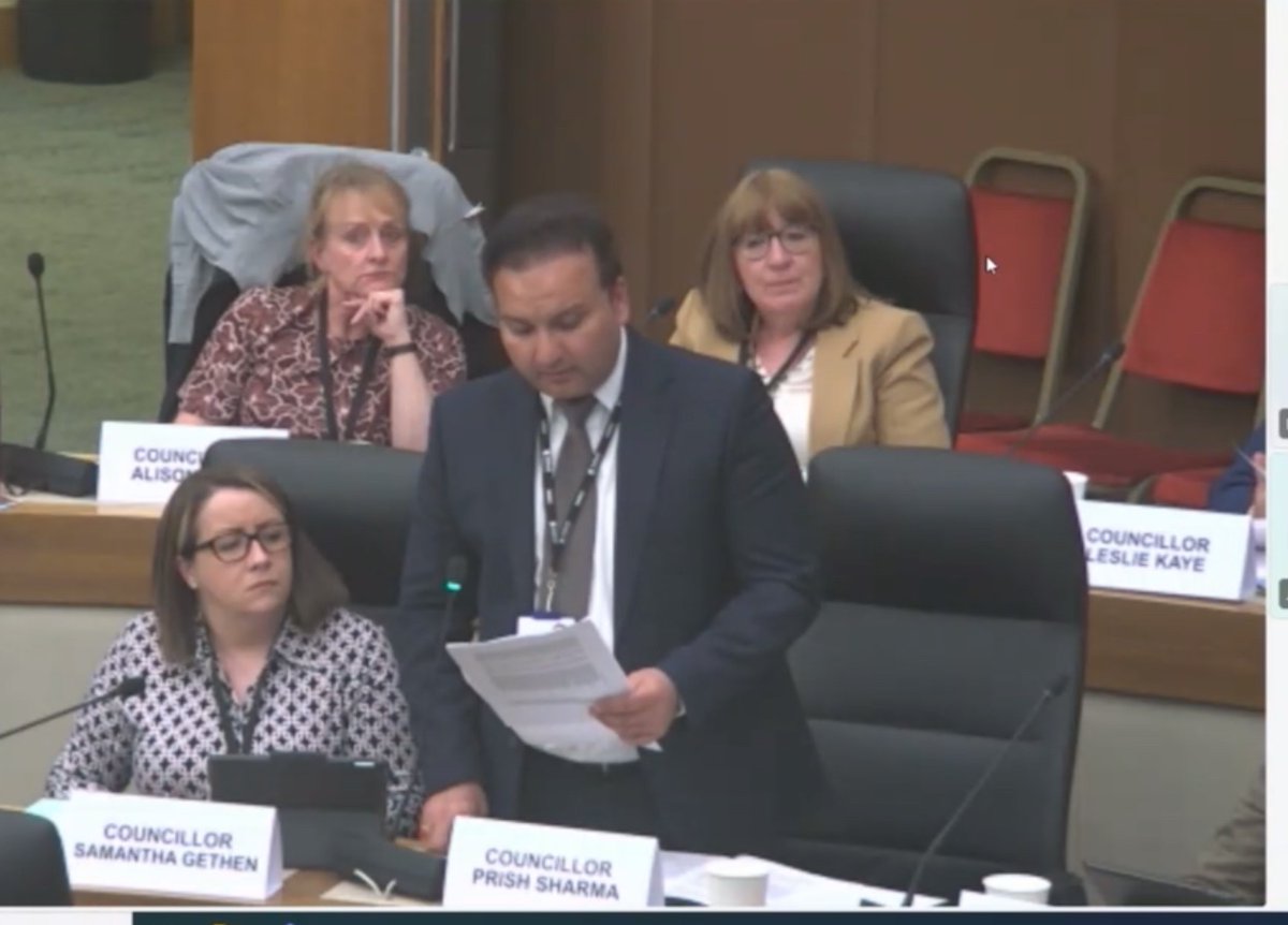 Delighted to represent Petition signed by more than 400 residents of #shirleywest . We called upon Solihull Council to bring the legislation for restrictions on parking on pavments &amp; Grass Verges.
Many thanks to all who signed the Petition