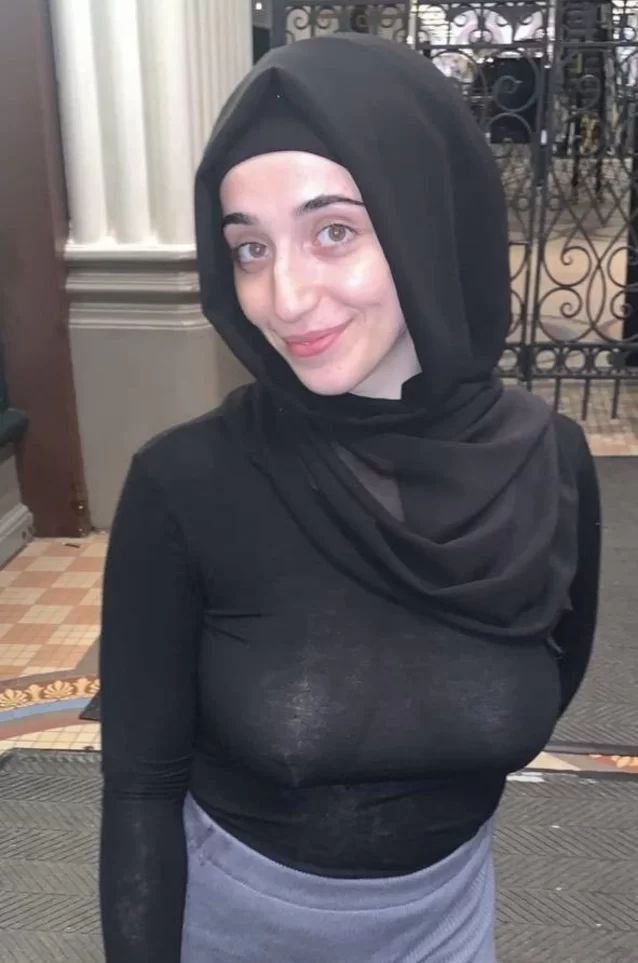 الي يعرف اسمها او حسابها يتواصل معي