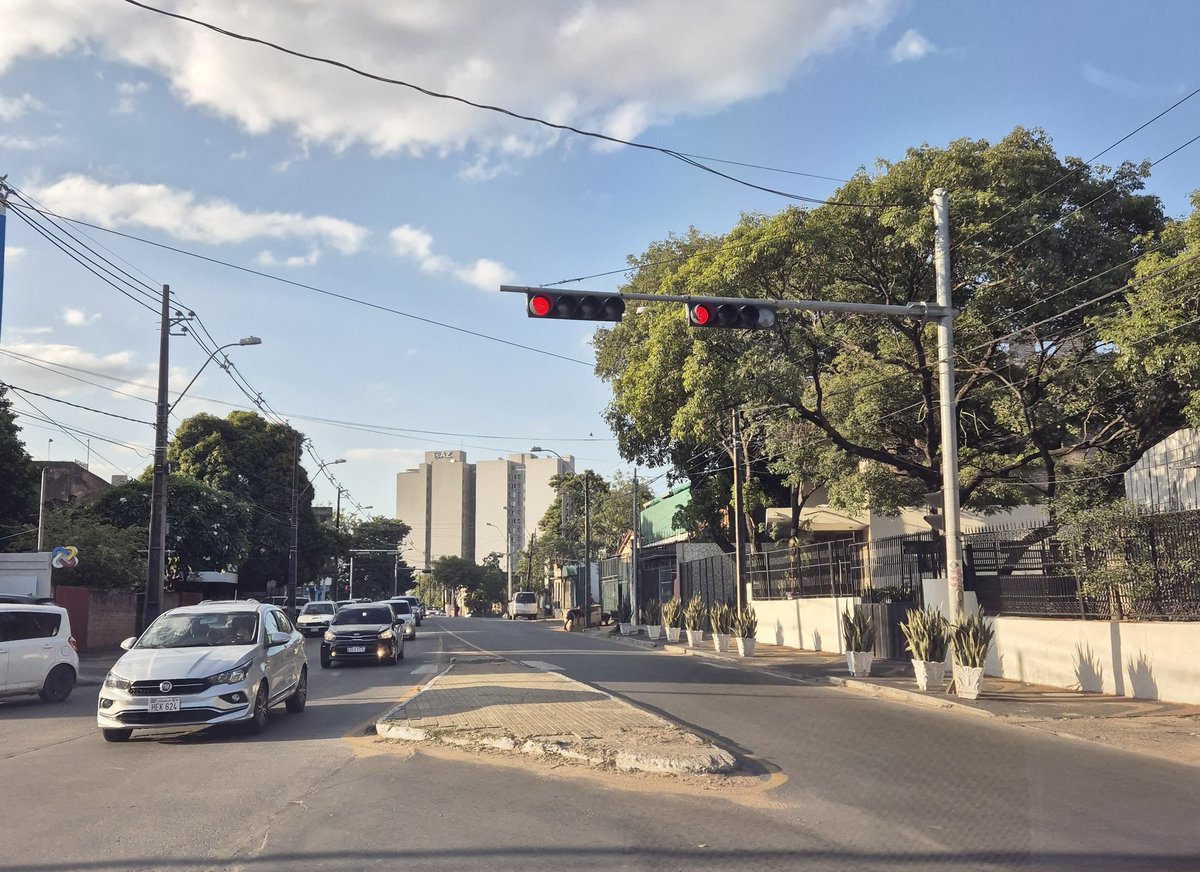 Solo la gente de Asunción y Lambaré sabe que este semáforo en realidad está en verde