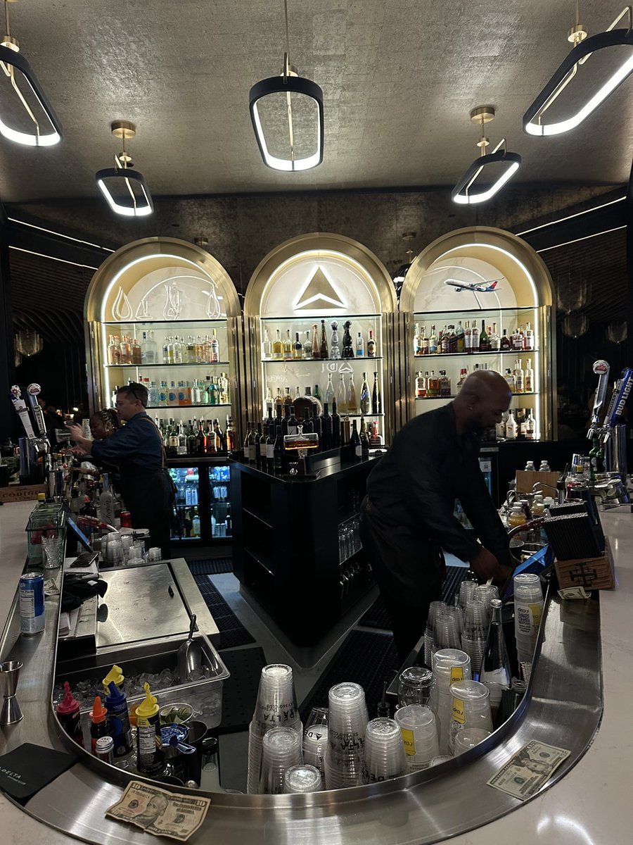 KableMan24's tweet image. This is what @lakers courtside seats give you at crypto.com arena! Delta sky 360 club, a vip lounge where everything is free. Premium quality and experience 🤩#lakers #nba #courtside #delta360 #cryptoarena