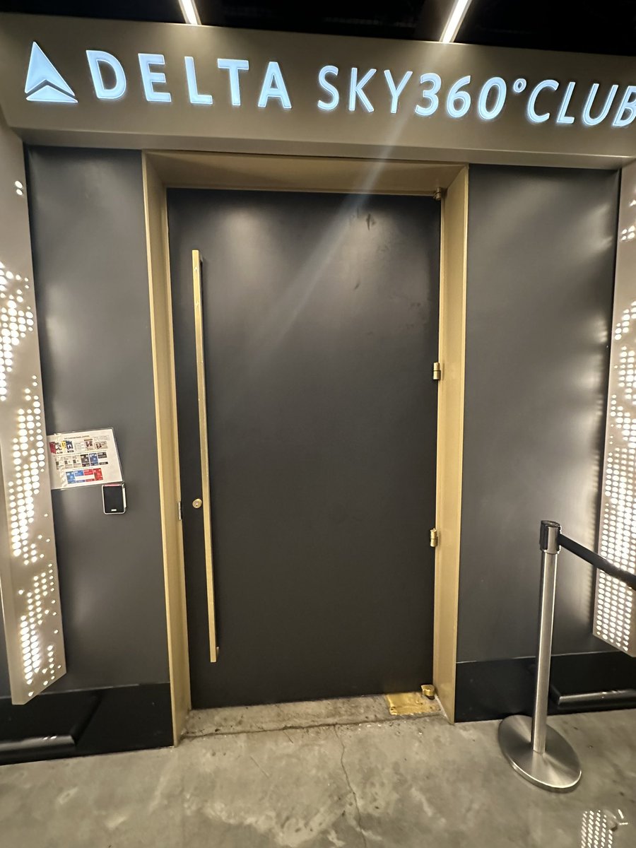 KableMan24's tweet image. This is what @lakers courtside seats give you at crypto.com arena! Delta sky 360 club, a vip lounge where everything is free. Premium quality and experience 🤩#lakers #nba #courtside #delta360 #cryptoarena