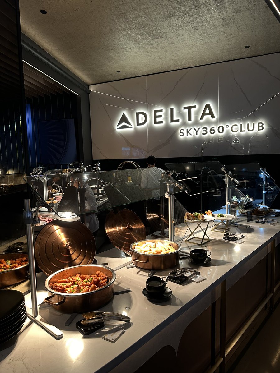 KableMan24's tweet image. This is what @lakers courtside seats give you at crypto.com arena! Delta sky 360 club, a vip lounge where everything is free. Premium quality and experience 🤩#lakers #nba #courtside #delta360 #cryptoarena