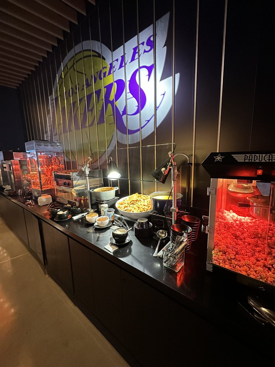 KableMan24's tweet image. This is what @lakers courtside seats give you at crypto.com arena! Delta sky 360 club, a vip lounge where everything is free. Premium quality and experience 🤩#lakers #nba #courtside #delta360 #cryptoarena