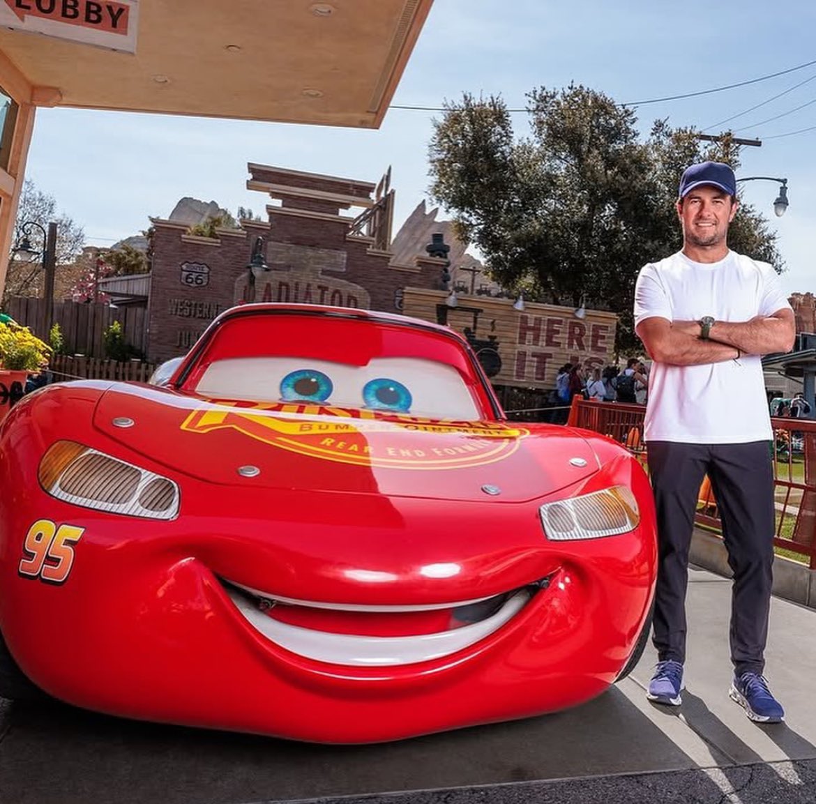Dos ídolos juntos 😏🏁

📸 Disneyland Latino