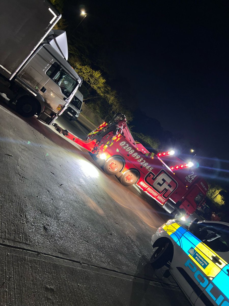Officers pulled over this HGV due to the driver being other wise occupied by watching Netflix..turns out not only was he using his mobile phone but he also had no insurance! Vehicle was seized❌🚛