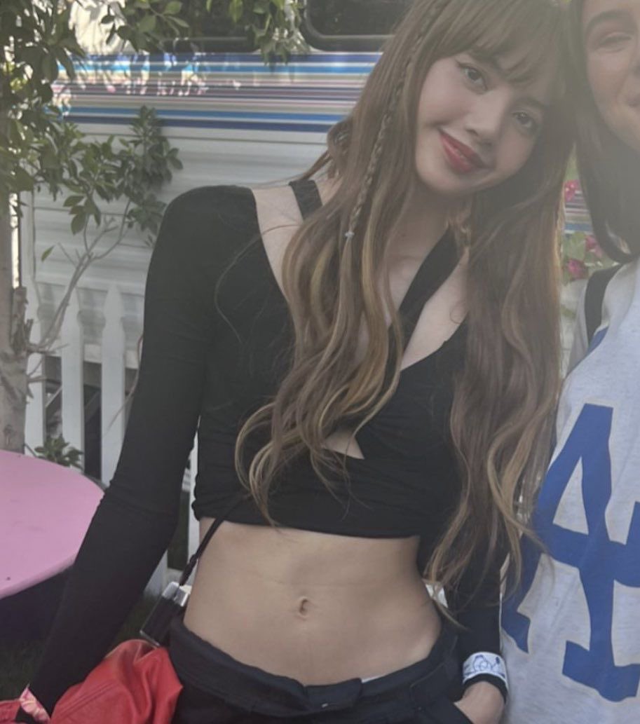 OO4kg's tweet photo. flat stomach and low rise pants me NOW https://t.co/eLhUvQABjl