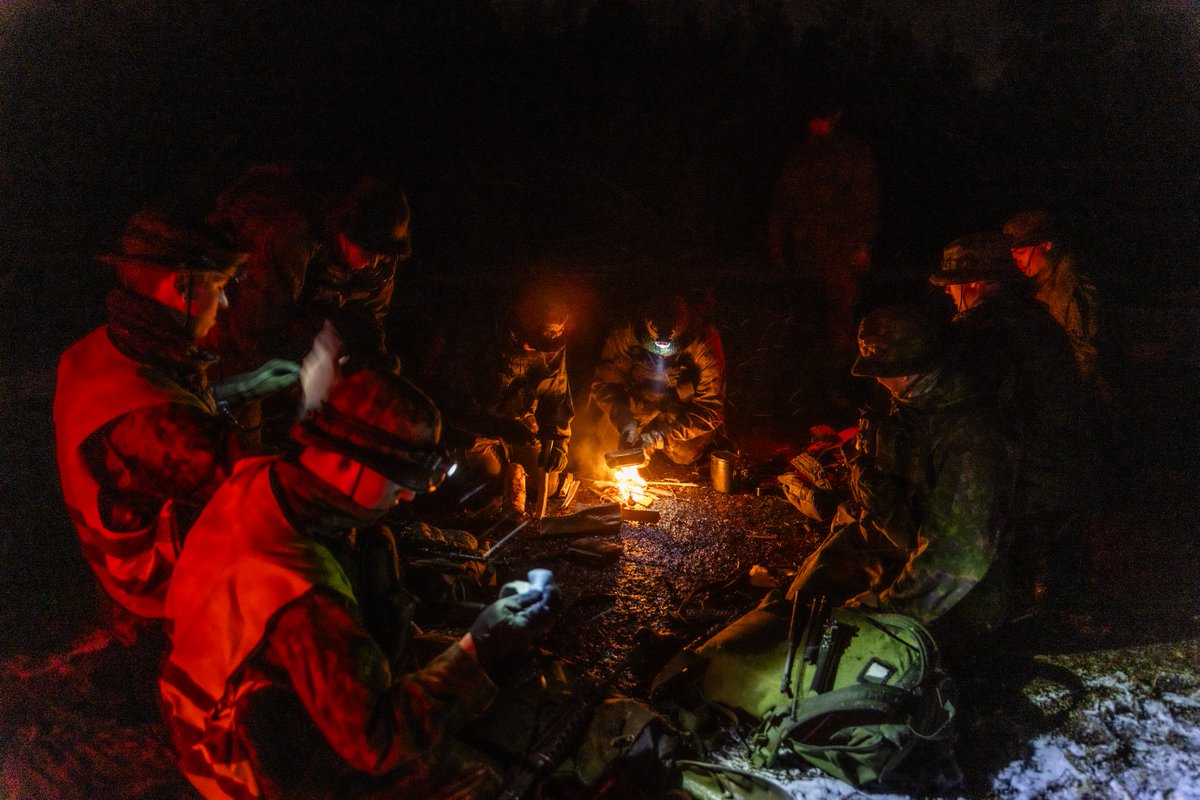 rannikkopr's tweet image. Ryhmät osallistuvat #porkkalanmarssi´ssa monenlaisiin tehtävärasteihin. Hyvällä tiimityöllä vaikeammatkin rastit saadaan suoritettua loppuun.
#merivoimat #rpr #upinniemi