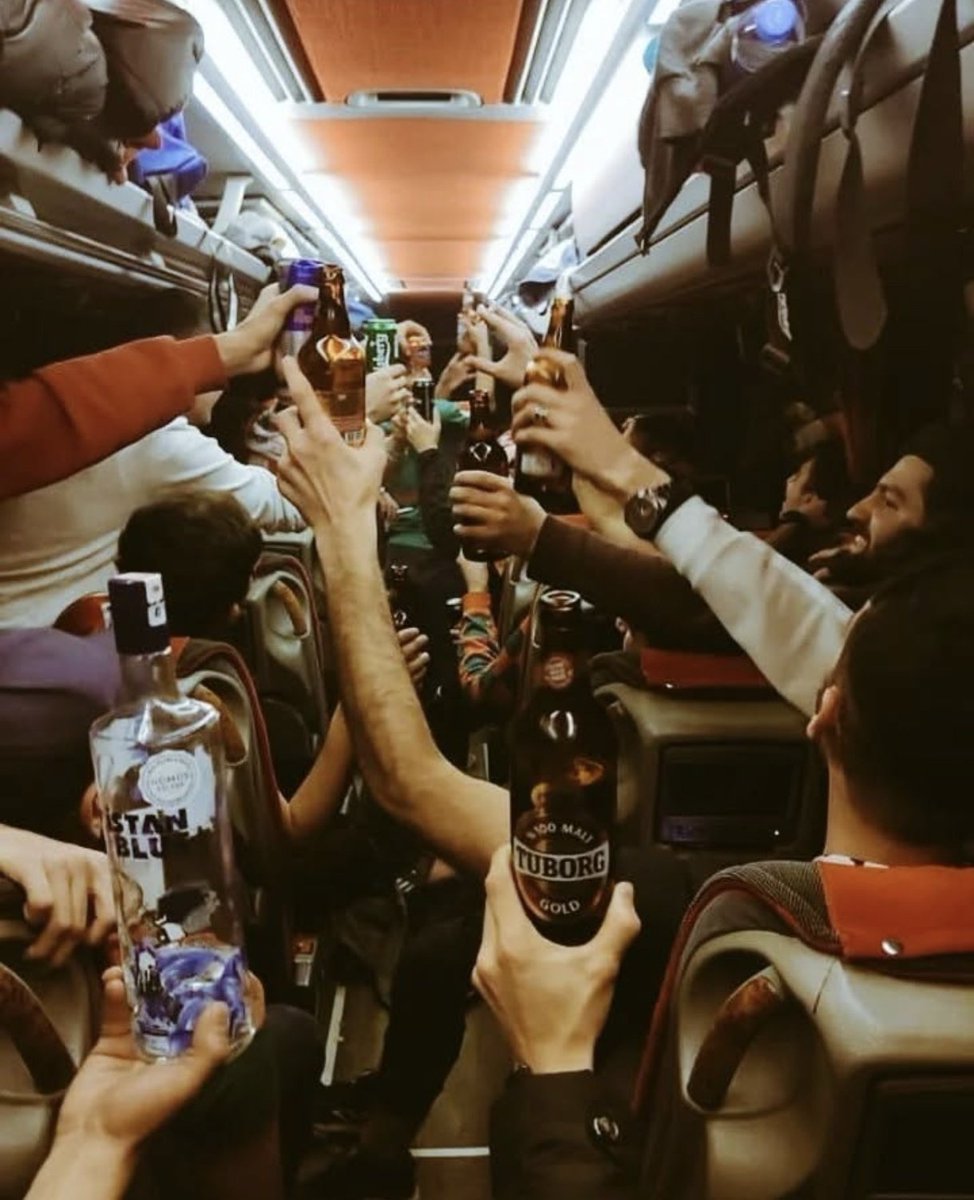 Şimdi bir deplasman otobüsündeyim,
Bu kahpe hayatın en güzel yerindeyim..