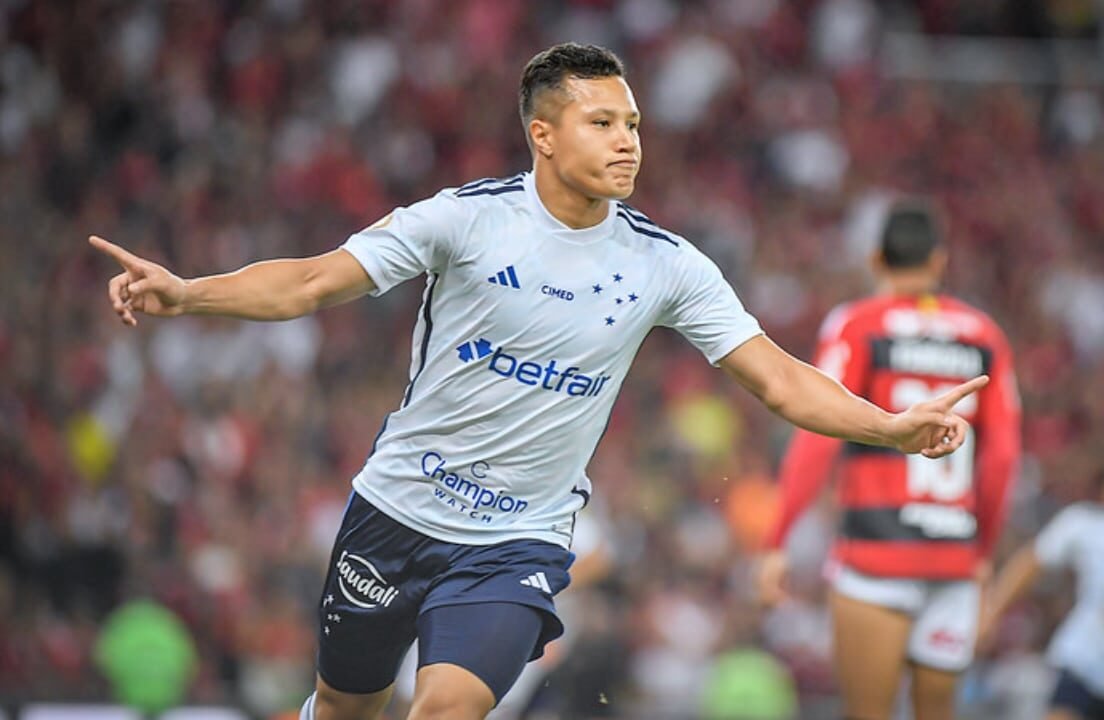 radiohtoficial's tweet image. Grêmio irá anunciar em breve a contratação do lateral esquerdo Marlon, após várias tentativas, o Cruzeiro aceitou ceder o jogardor por empréstimo.
Mais informações, logo mais no #SaladoHospicio às 20hs.