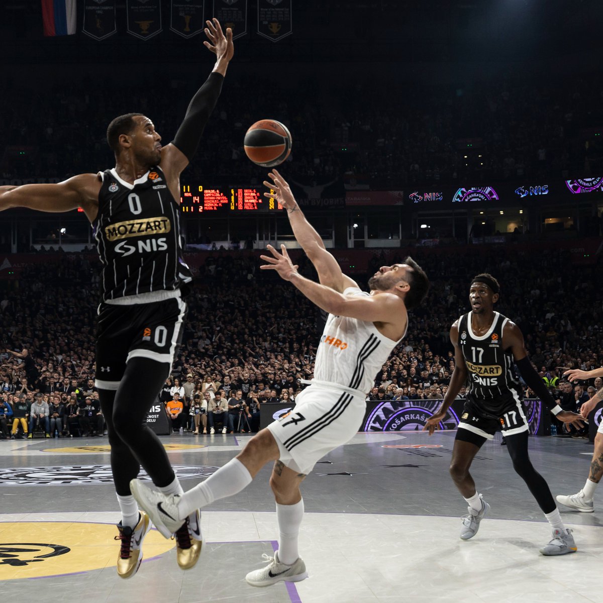 GIGANTESbasket tweet picture