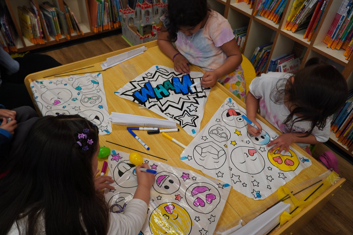 JCLDOregon's tweet photo. ¡Gracias a todos los que nos acompañaron en Cuentitos Familiares anoche! Esperamos que hayan disfrutado de los cuentos, juegos y la decoración de papalotes. ¡Nos vemos en nuestro próximo evento!
#echaavolartuimaginación #programafamiliar #jcld #madrasoregon https://t.co/LkZCmC1HzD