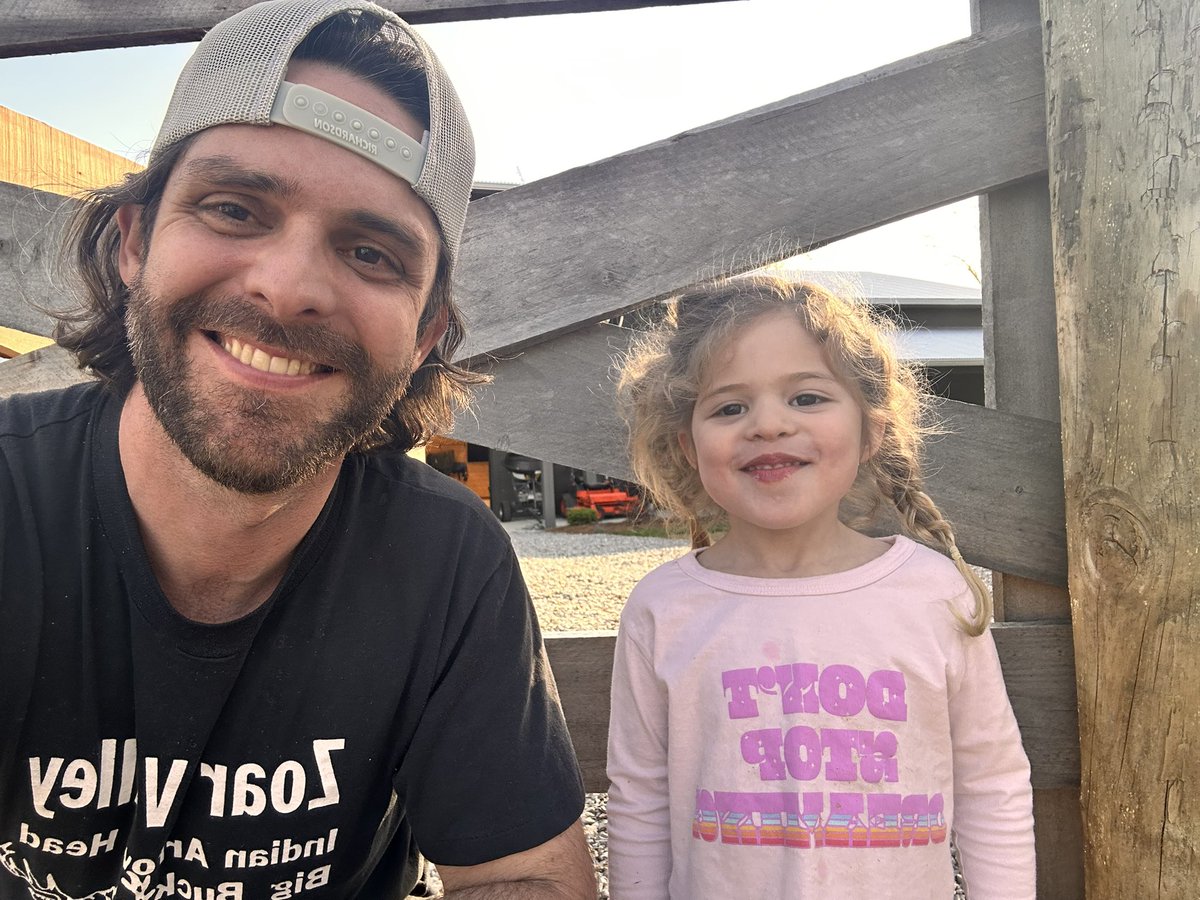 Thomas Rhett tweet media