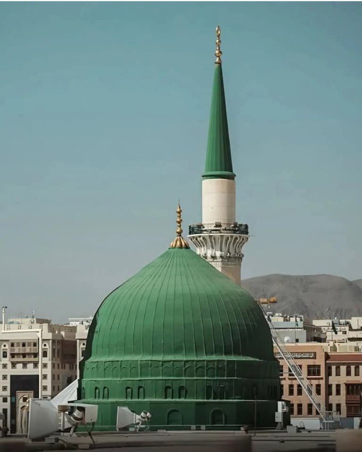 essa_graba's tweet photo. أقْبَلْتَ…إقْبَالَ الغَمَامْ!
وَطَلَعْتَ…كَالبَدْرِ التَّمَامْ!

فاسْتَرْوَحَتْ رُوحُ المُنَىٰ
واسْتَبْشَرَتْ مُهَجُ الأنَامْ!

واِخْضَرَّتِ الأرضُ الَّتي
كَانَتْ بَقَايَا… مِنْ حُطَامْ!

صَلَّىٰ عَلَيكَ اللهُ... يَا
رَمْزَ الـمَحَبَّةِ… والسَّلَامْ!
#صلوا_عليه ﷺ
#عيسى_جرابا https://t.co/UUqXO3CjeV