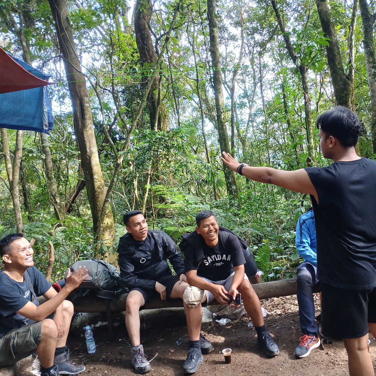 Adatidak3's tweet photo. Aku dan para umat sampai di pos bayangan... https://t.co/owO9YGivkW
