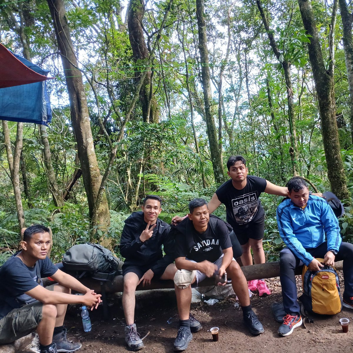 Adatidak3's tweet photo. Aku dan para umat sampai di pos bayangan... https://t.co/owO9YGivkW
