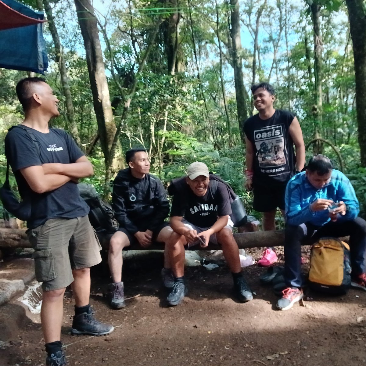 Adatidak3's tweet photo. Aku dan para umat sampai di pos bayangan... https://t.co/owO9YGivkW