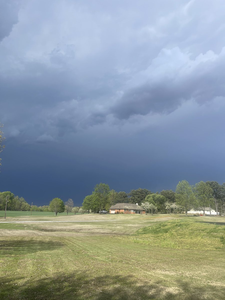 tinareeb's tweet image. Some dark clouds towards the river from Covington @FOX13Memphis @memphisweather1 @WMCActionNews5