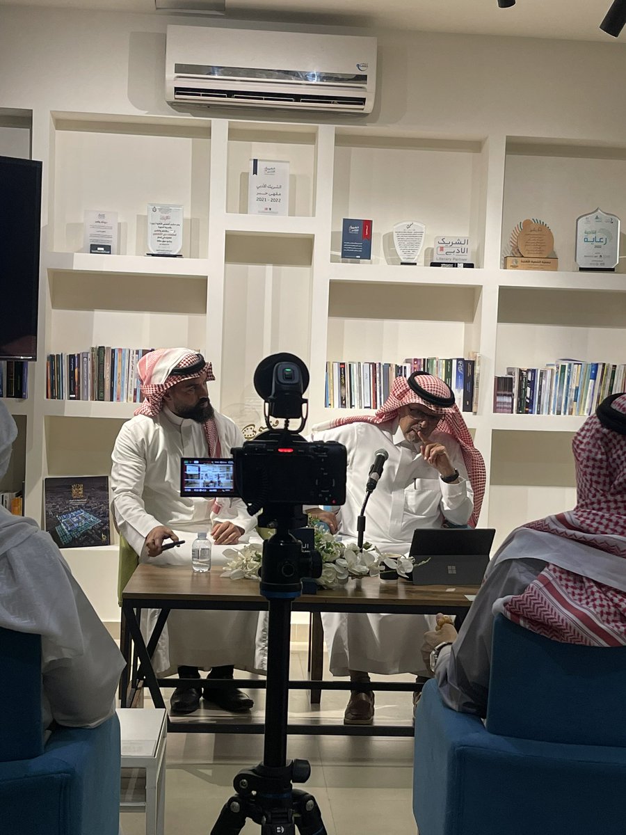 حنان الحربش (@halherbish) on Twitter photo كانت أمسية بديعة ، بحضور الدكتور سعد البازعي .. و حديث جميل حول الرواية المهاجرة ، و الروائيين المهاجرين .. و أحاديث ذات شجون من مداخلات الضيوف الكريمة .
الشكر موصول لمقهى حبر <a href="/Inkcoffeeksa/">مقهى حبر الثقافي|INK Coffee</a>
و القائمين على هذه الندوة
الأستاذ <a href="/optimistic111/">Mahmoud abdullatif alhusain</a>
و الأستاذة الرائعة سارة على كانت أمسية بديعة ، بحضور الدكتور سعد البازعي .. و حديث جميل حول الرواية المهاجرة ، و الروائيين المهاجرين .. و أحاديث ذات شجون من مداخلات الضيوف الكريمة .
الشكر موصول لمقهى حبر <a href="/Inkcoffeeksa/">مقهى حبر الثقافي|INK Coffee</a>
و القائمين على هذه الندوة
الأستاذ <a href="/optimistic111/">Mahmoud abdullatif alhusain</a>
و الأستاذة الرائعة سارة على