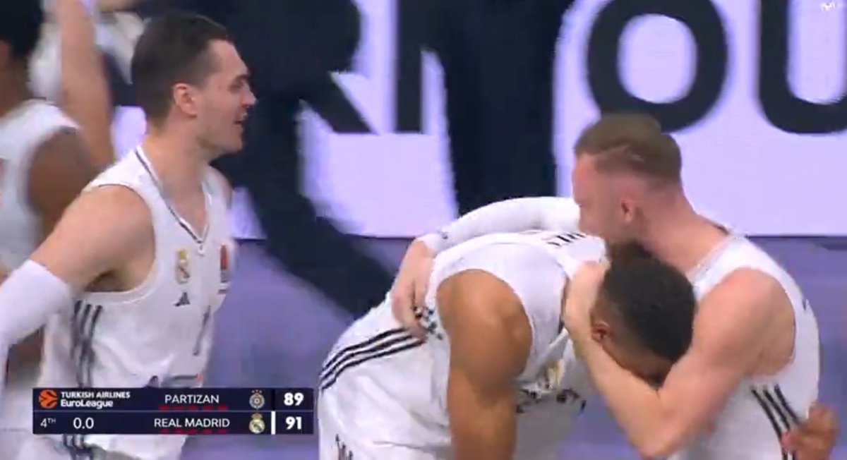 LadPedja2's tweet photo. Final en Belgrado, Partizán 89 - Real Madrid 91.
Victoria sobre la bocina, con canasta de Tavares para cerrar la liguilla con la 7ª victoria consecutiva.
No se han dado los resultados y hay que esperar a mañana, pero el playoff se complica. Huele a 7⁰.
#Euroliga
#HalaMadrid https://t.co/5xYiYjjWwv