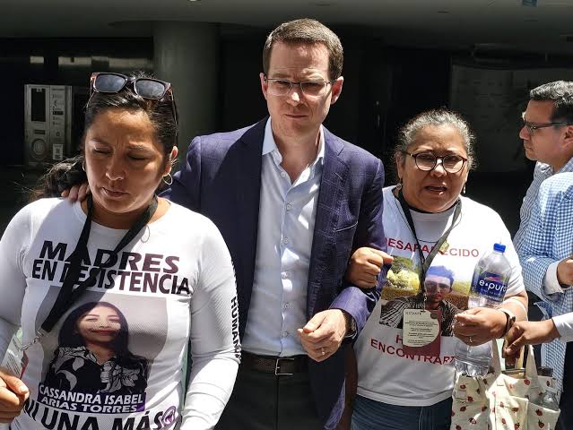 ProfesorChairo's tweet photo. Clausuran simbólicamente el Senado, pero se reúnen con Ricardo Anaya. Tantita madre. https://t.co/WDzhevdvMK