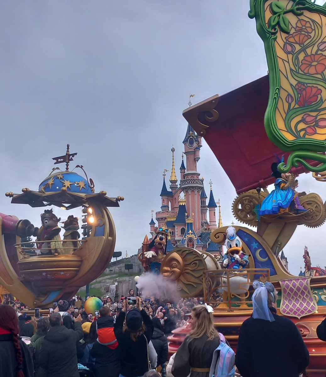 isgsv15's tweet photo. Disneyland 🤍 https://t.co/7xfakqCey5