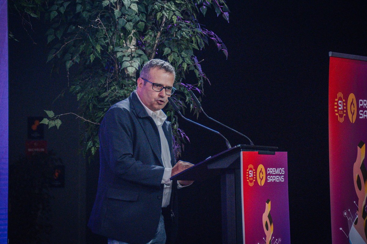 COIICV's tweet photo. ➡️ Javier Balfagón, director general de Tecnologías de la Información y las Comunicaciones (DGTIC), Generalitat Valenciana, ha realizado un discurso durante la gala de los Premios Sapiens de #SI2025. https://t.co/I47aWh2pdE