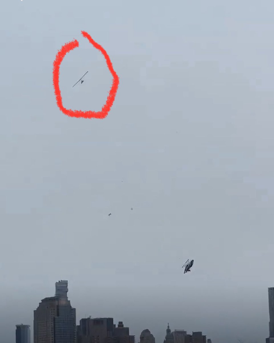 Turbinetraveler's tweet image. The main rotor and tail boom separated mid-air. Rotor blades were fully detached from the fuselage but continued spinning as they fell.
#HudsonRiver #HelicopterCrash #Breaking