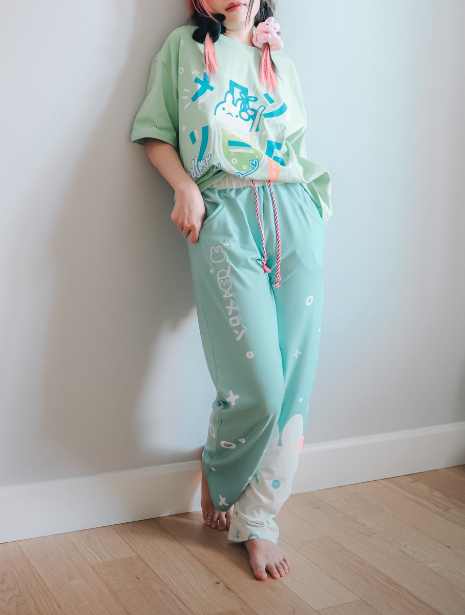 Chiroyoyoyoyoyo's tweet photo. [store update] 🍈🍦new Melon Fizz Bunjama Pants

- pockets for hiding your snacks or hands in
- swirly drawstring that resembles a classic melon soda straw
- soft peach fuzz-y fabric
- elastic waistband
- embroidered pocket details, printed main design

🍦RT's appreciated ; v; https://t.co/MKR1smKOtH