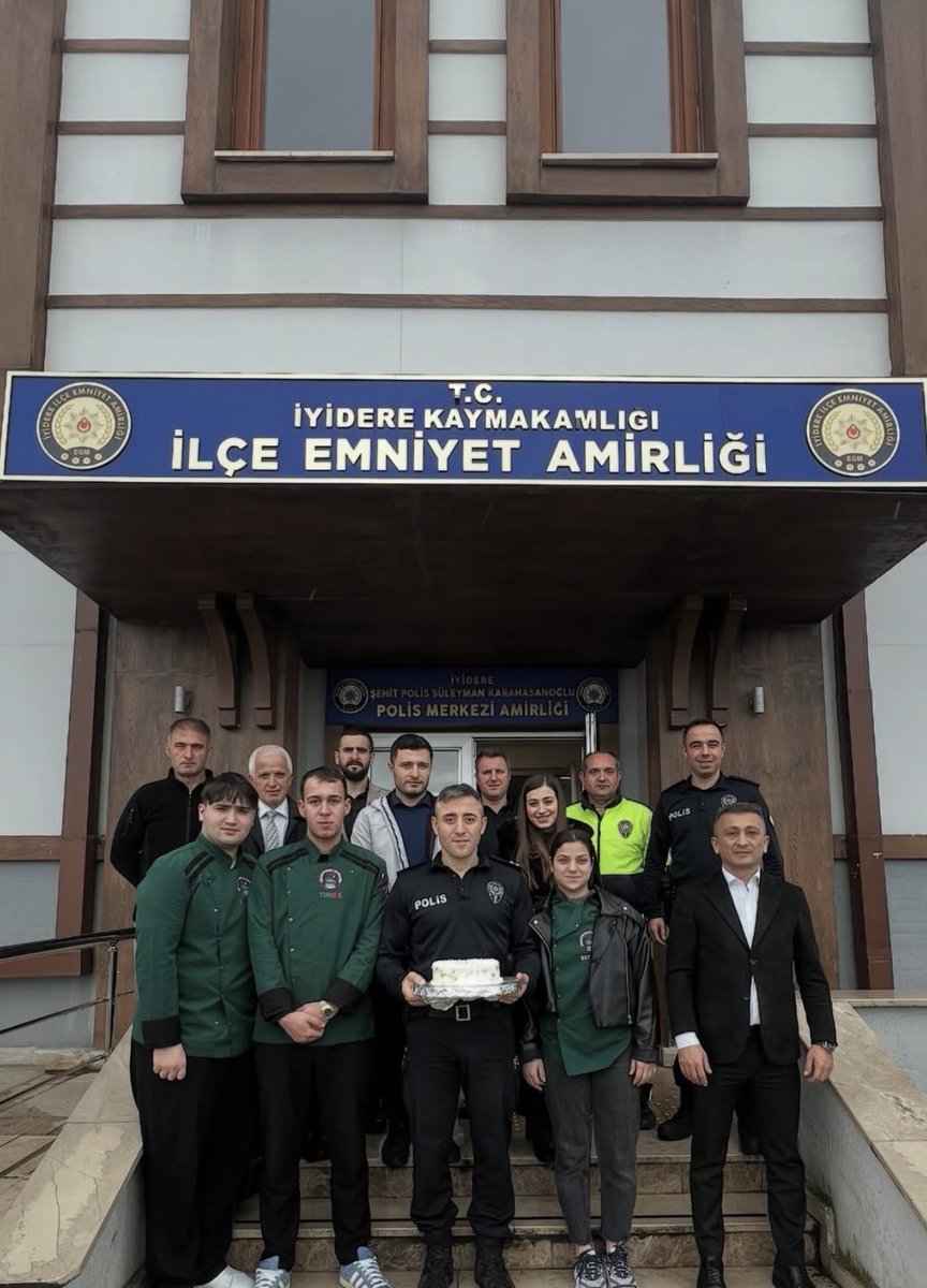 iyiderekay's tweet photo. 🇹🇷Polis Teşkilatımızın 180. Yıldönümü’nde Anlamlı ve Duyarlı Ziyaret🇹🇷
Polis Teşkilatımızın 180. Yıldönümü ve Polis Haftası dolayısıyla İMTAL öğrencileri İlçe Emniyet Amirliği’ni ziyaret ederek hazırladıkları pasta ile emniyet personellerimizin gününü kutladı. https://t.co/vFk9C8cpas