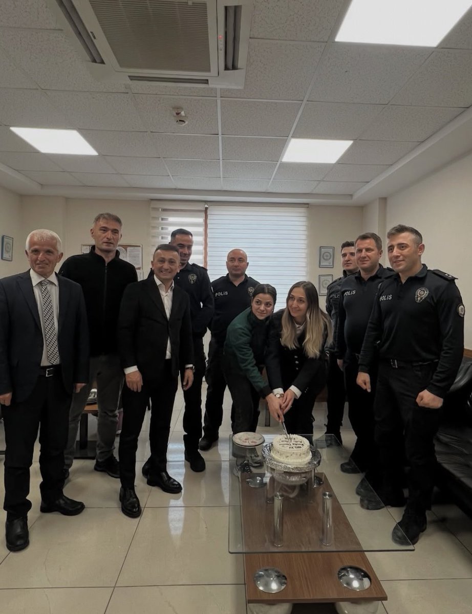 iyiderekay's tweet photo. 🇹🇷Polis Teşkilatımızın 180. Yıldönümü’nde Anlamlı ve Duyarlı Ziyaret🇹🇷
Polis Teşkilatımızın 180. Yıldönümü ve Polis Haftası dolayısıyla İMTAL öğrencileri İlçe Emniyet Amirliği’ni ziyaret ederek hazırladıkları pasta ile emniyet personellerimizin gününü kutladı. https://t.co/vFk9C8cpas