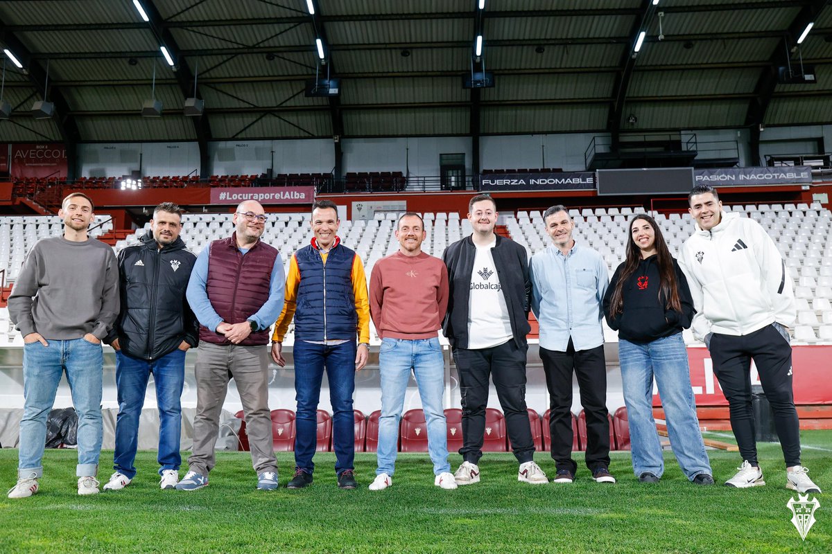 ¡Qué bien lo hemos pasado tardeando con nuestro mister! 🍻 

Ha sido un valioso encuentro en un clima distendido en el que incondicionales albacetistas y Alberto han charlado de manera muy empática en el propio Belmonte sobre fútbol y nuestro Alba.  

¡Repetiremos!