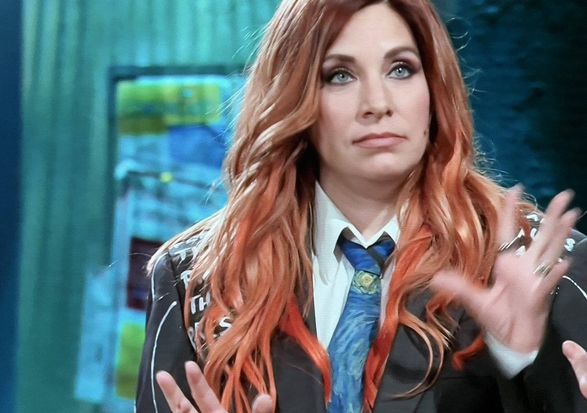 Leire se ha presentado en #LaRevuelta con una corbata de la noche estrellada de Van Gogh a cantar una canción en contra de su exgrupo. Define REINA jsjsjsjjsjs