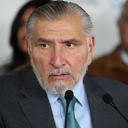 TlacaelelRey's tweet photo. Este pobre anciano no solo ya perdió a su familia sino que ahora está a punto de perder su posición de poder dentro de morena y todo por unas nalgas #PutonaDelBienestar 🤦🏻‍♂️ https://t.co/K0Cr1QEuF1
