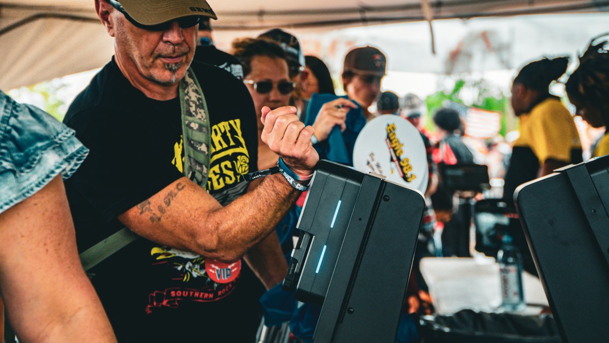 itickets's tweet image. Big crowd 🔥, smooth entry ✨, no stress 😎. Livingston: ✔️. Knoxville, TN—see you soon! 👋 Let’s go for round 2 (and 7 more after that)! 

#iTickets #ExperiencesStartHere #RockTheCountry #LiveEvents #Festivals2025