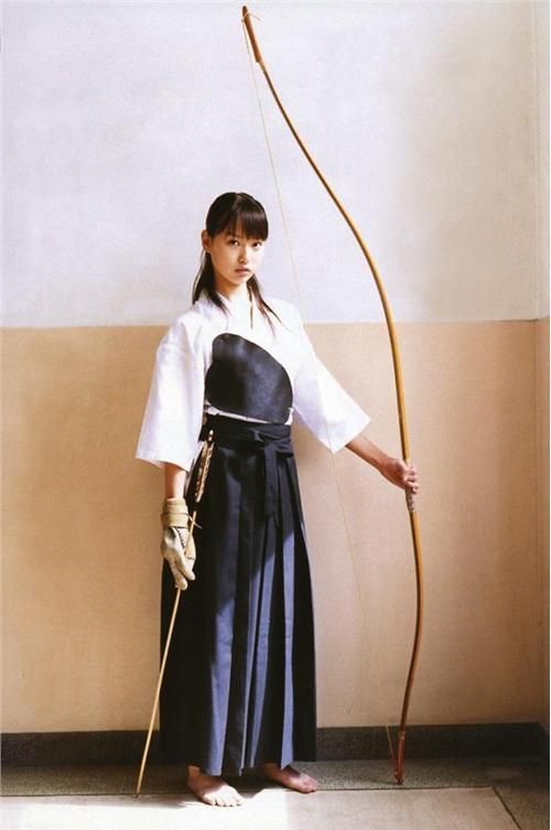 A Kyudo uniform includes a hakama and yugake (glove). The yugake protects the hand and ensures a clean release of the bowstring, while the attire reflects the art’s elegance and formal nature. #Kyudo #JapaneseCulture