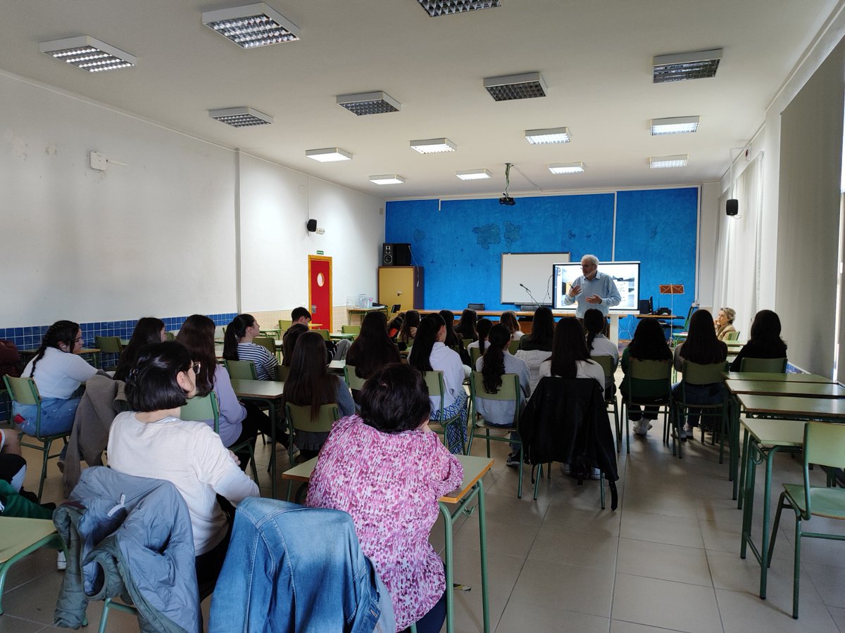 iesGermanSR's tweet photo. Hilario y Pilar han estado en el Salón de Actos del Edificio Blanco del @iesGermanSR  dando una conferencia magistral sobre la historia de los salmantinos y salmantinas deportados a los campos de concentración nazis. https://t.co/sLFU07zV65