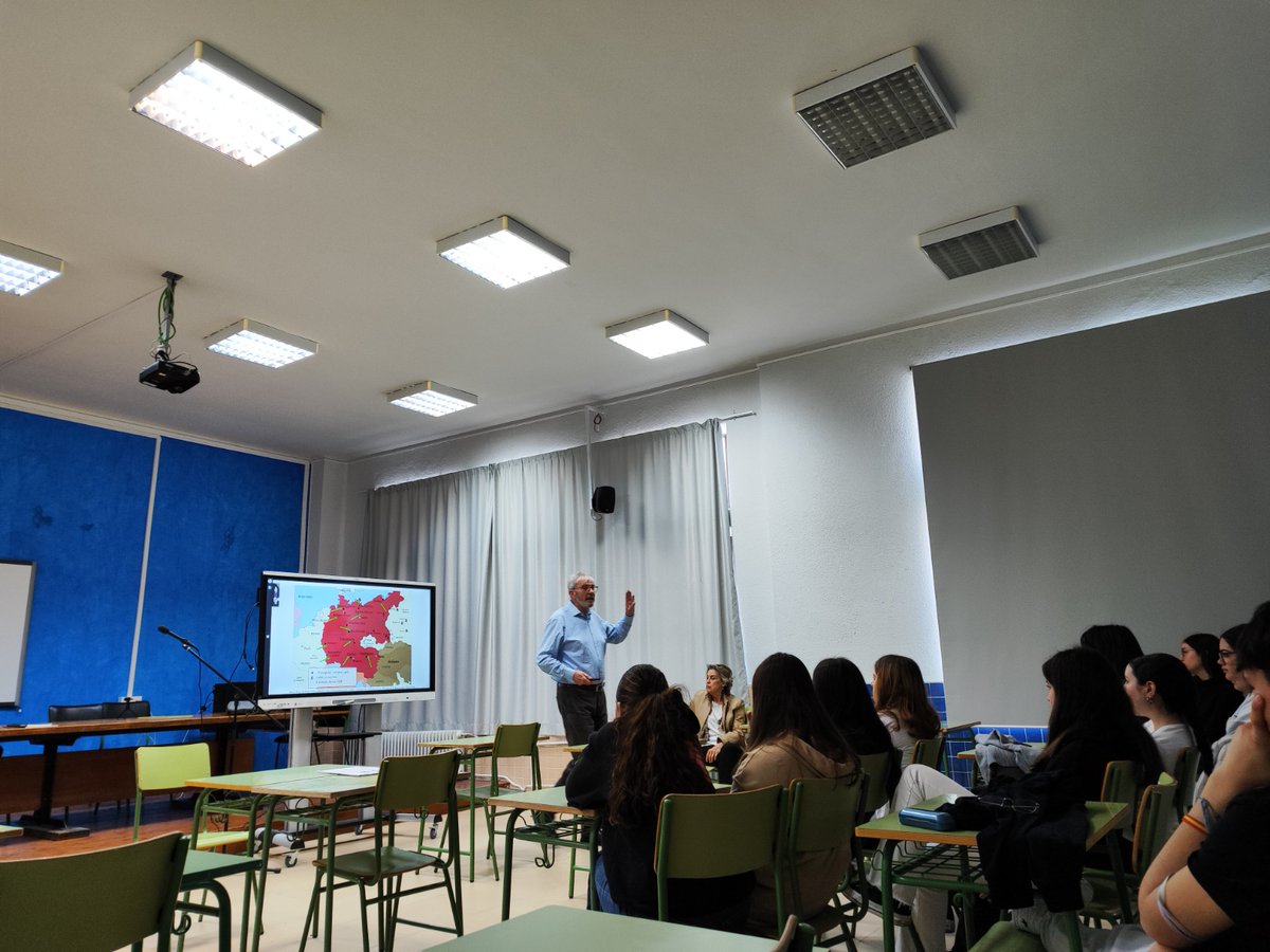 iesGermanSR's tweet photo. Hilario y Pilar han estado en el Salón de Actos del Edificio Blanco del @iesGermanSR  dando una conferencia magistral sobre la historia de los salmantinos y salmantinas deportados a los campos de concentración nazis. https://t.co/sLFU07zV65
