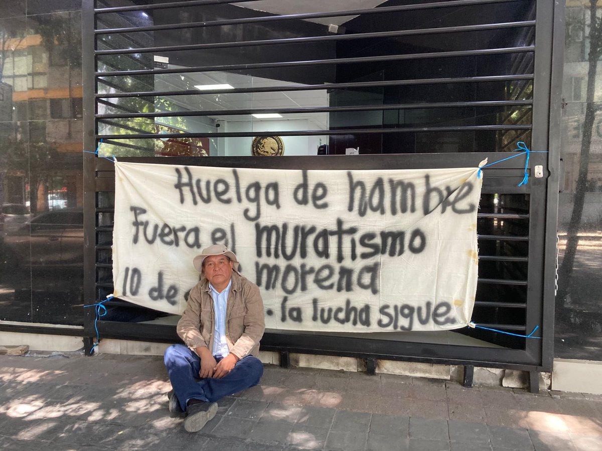 ZonaRoja_Oaxaca's tweet photo. ¿Y los morenistas orgánicos?

El activista social Efraín Solano Alinárez (@EfrainSolano_) realiza una huelga de hambre en la sede del @PartidoMorenaMx, en la Ciudad de México, para exigir que no se acepte la afiliación del ex gobernador de Oaxaca, el mexiquense @alejandromurat. https://t.co/IFI34Ex4Kd