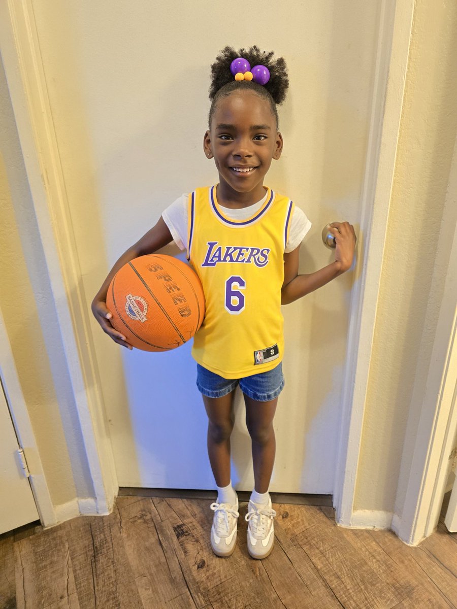 Twotwosteele's tweet photo. The Lakers are my favorite team 💜💛🏀 #Lakers #NBA #Basketball #Sports #blairsteele #twotwosteele https://t.co/HglDalxZ6a
