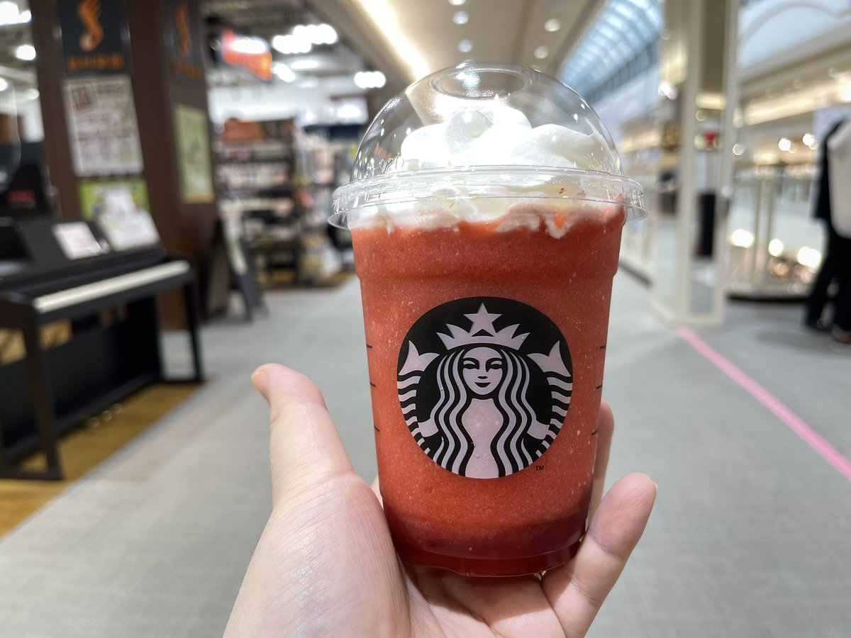 いちごフラペチーノ
いちごが濃ゆくて美味しかった(*´︶`)
機会があればまた飲みたいですな(*`･ω･´)
スタバ高いけどな