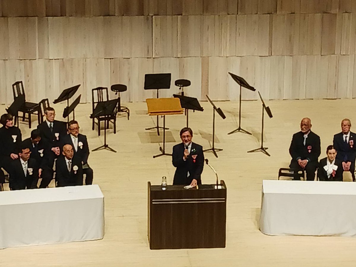 matsuikoji's tweet photo. 昨日午前、京展の後は、令和７年度京都市立芸術大学の入学式に出席し、新入生の皆様の宣誓を伺った後、新たに学長・理事長に就任された小山田徹学長が自らの人生と芸術の意義について、極めて格調の高いご挨拶をされましたのを受けまして、私自身も出来る限り自らの言葉で、芸術の持つ意味や新入生の皆様への期待の気持ちを込めてご挨拶申し上げました。

京都市立芸術大学は、日本初の公立画学校である「京都府画学校」を起源に、世界で活躍する素晴らしいアーティストを多数輩出してきた歴史と伝統があります。

新入生の皆様は、自分自身の人生をかけた道としてアーティストになることを選択され、ご入学されました。京都には、能・狂言、茶道、華道など、伝統文化・伝統芸能から音楽、現代アートまで、多彩な文化芸術が息づいており、キャンパスのみならず、京都の自然や人々の営み、多様なバックグラウンドを持つ人々との積極的な交流を通じて、この京都のまち全体をアトリエ、ホール、スタジオと捉えて学びを深めていただき、かけがえのない時間を過ごしていただきたいと願っております。

京都市立芸術大学は「テラスのような大学」を掲げています。その言葉には「外に向かって開かれていること」「バリアがなくて多様な人々が往来できること」という素晴らしい理念が込められています。
京都市としましても、京都市立芸術大学を含むこの京都駅エリアをひとつの起点にして、京都のまち全体を「テラスのようなまち」として発展させたいと思いを新たにしました。

皆様の、今後益々の学びとご活躍を心からお祈り申し上げます。