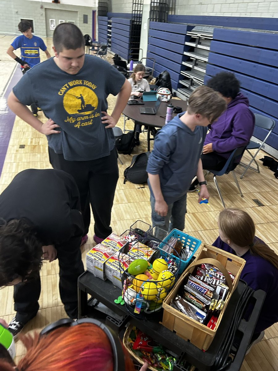 Random room attendance checks today @dottkepblhs revealed a TON of rooms with 💯 % attendance!  Resulting in….a visit from the prize cart!

Yippee! 🙌 

#wawmproud
#WestWay