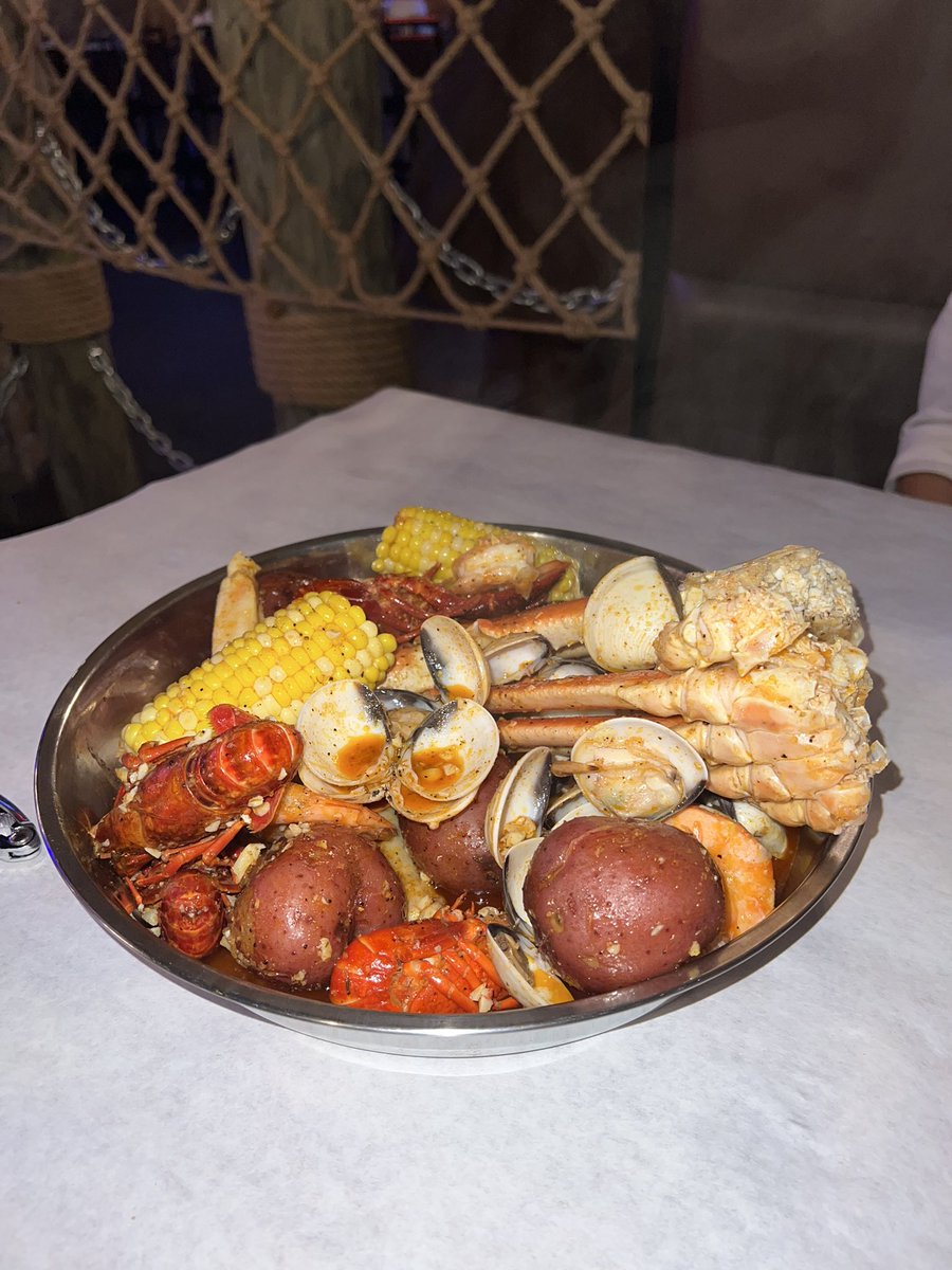 Seafood boil from the other night. Piggies, pay up so I can have another one 💕