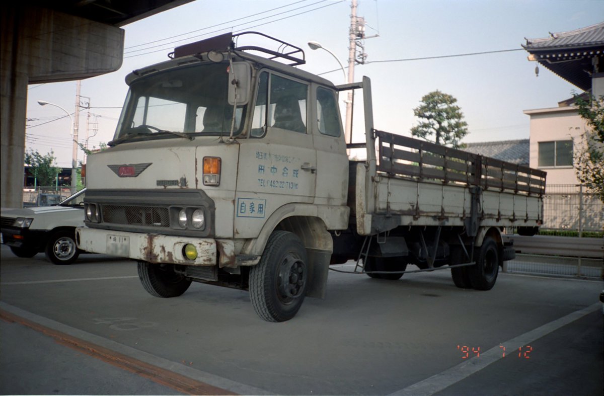 Gunjiro0228's tweet photo. 1994年 埼玉県川口市近辺にて
フロントグリルの型から1972年〜75年頃の日野レンジャーKL系と思います。75年以降のSDグリルのタイプは当時はまだ多く残っていましたが、それとはグリルの形状が異なり、また埼玉ナンバーだったので、ちょっと珍しく思って撮ったことを覚えています。
#日野レンジャーKL https://t.co/kWZRz2hhuj