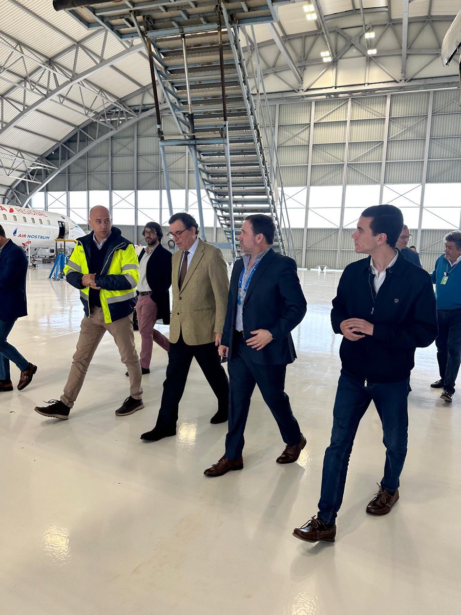 CPD_PSD_PTG's tweet photo. 🛫 Acompanhados pelo presidente da Câmara Municipal de Ponte de Sor, Hugo Hilário, os candidatos da AD – Coligação PSD/CDS por Portalegre, Castro Almeida e João Pedro Luís, visitaram esta terça-feira o Aeródromo Municipal de Ponte de Sor.

#Legislativas2025 #PortugalNãopodeParar https://t.co/DJLBLDmpHv
