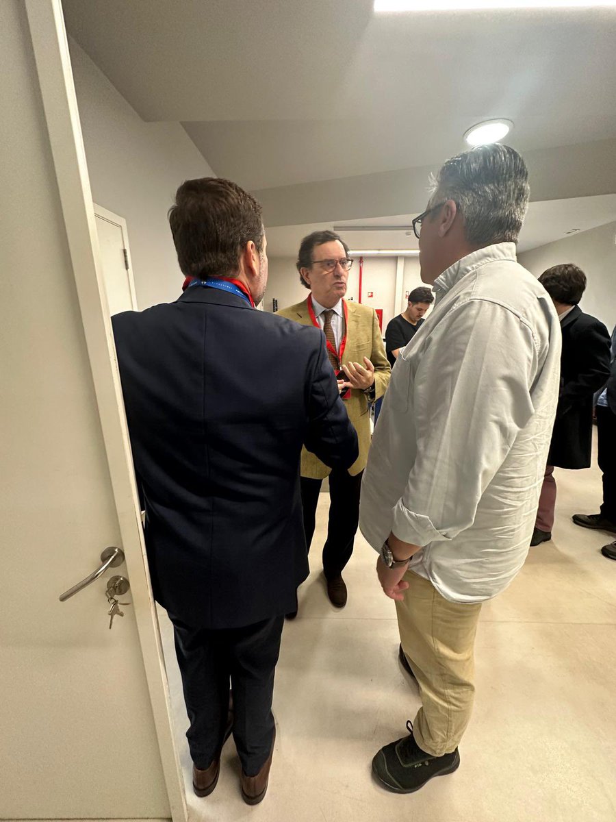 CPD_PSD_PTG's tweet photo. 🛫 Acompanhados pelo presidente da Câmara Municipal de Ponte de Sor, Hugo Hilário, os candidatos da AD – Coligação PSD/CDS por Portalegre, Castro Almeida e João Pedro Luís, visitaram esta terça-feira o Aeródromo Municipal de Ponte de Sor.

#Legislativas2025 #PortugalNãopodeParar https://t.co/DJLBLDmpHv