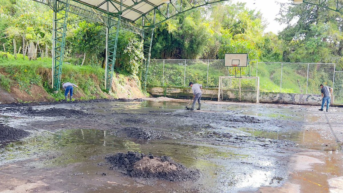 hora13noticias's tweet photo. Cancha de Montesol en La Ceja bajo el agua y tierra: la comunidad recibe respuesta rápida de la Administración https://t.co/zlG2pJBWwq https://t.co/eH364LqtZa