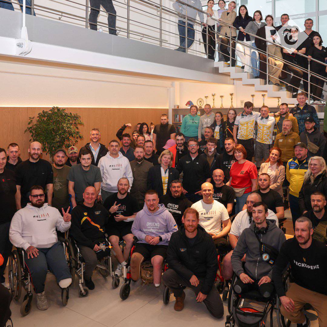 🇬🇧Британський Принц Гаррі сьогодні без анонсу приїхав до Львова, пише The Telegraph.

Він відвідав поранених солдат, які проходять лікування в одному з шпиталів.