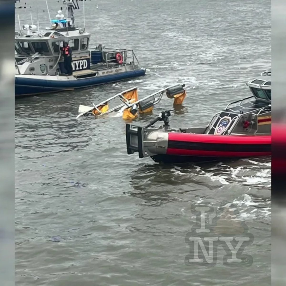 NyShittyNews's tweet image. #NYShitty🗽💩; On the afternoon of April 10, 2025, a devastating helicopter crash occurred in the #HudsonRiver near Lower #Manhattan, claiming multiple lives and prompting a large-scale emergency response. The incident unfolded around 3:15 p.m. EDT, with the Bell 206 helicopter