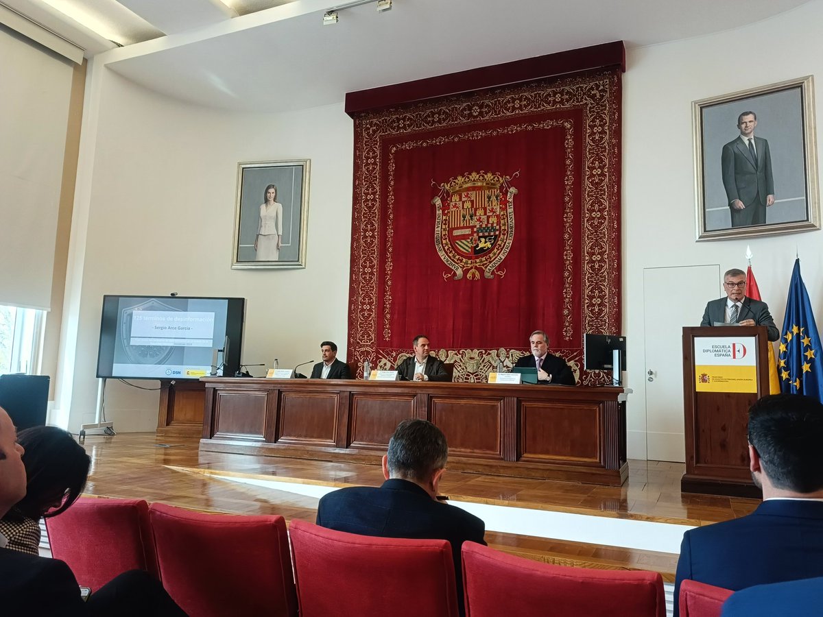 Leticia Rodríguez Fernández (@leticiarofer) on Twitter photo Tarde de intercambio y aprendizaje en la presentación de los trabajos del Foro contra la campañas de desinformación en el ámbito de la seguridad nacional.
Gran ponencia de <a href="/SArceG/">Sergio Arce García</a> sobre el glosario de 125 términos sobre este fenómeno que hemos hecho en nuestro grupo. 👇🏽👏🏽 Tarde de intercambio y aprendizaje en la presentación de los trabajos del Foro contra la campañas de desinformación en el ámbito de la seguridad nacional.
Gran ponencia de <a href="/SArceG/">Sergio Arce García</a> sobre el glosario de 125 términos sobre este fenómeno que hemos hecho en nuestro grupo. 👇🏽👏🏽